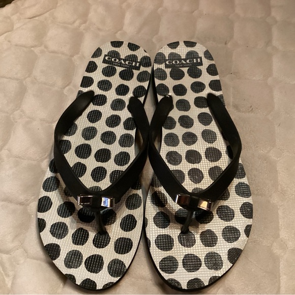 Coach flip flops in white and black polka dots straps adorned with silver bows. - Picture 5 of 6